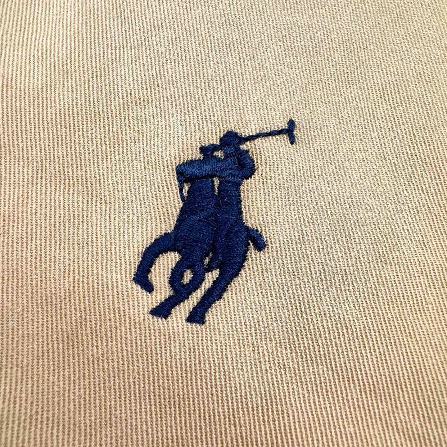 P520 Exclusive supply] Ralph Lauren pony embroidered zipper jacket. Original purchase and development for 2,990. The fabric is made of custom-made fine cotton twill elegant fabric. It is soft and silky, comfortable and close to the skin. It uses khaki as the base color. It is soft and unobtrusive. It just shows a kind of restrained elegance. The exquisite pony logo is embellished. It brings an atmosphere of freedom and vitality. It injects the soul charm of the brand. It outlines a tall and straight figure with simple and smooth lines. A unique and fashionable masterpiece emerges, using imported machine embroidery technology. Advanced computer control systems and precision mechanical components are used to achieve the iconic pony embroidery operation. High precision. The lines are smooth and delicate. The template machine opens the bag. The preset template guides the position, shape and size of the bag. The accuracy ensures the quality of the bag opening effect. Infrared positioning cutting machine uses infrared transmitters and infrared receivers to achieve precise positioning of materials. The accuracy can reach the micron level. In order to meet the effect of high-precision cutting of plaid alignment, the fabrics have been carefully washed, have a better hand feel, are not easy to deform, are not easy to shrink, are not easy to fade, and maintain long-term beauty. Size:S-M-L-XL